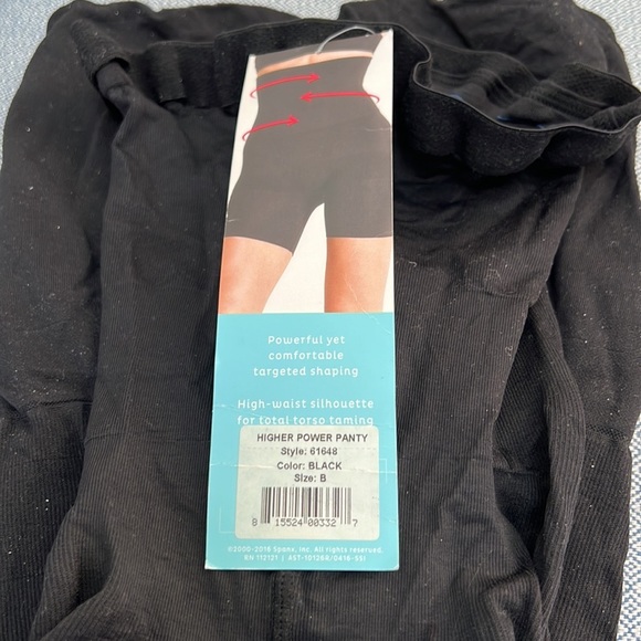 NWT Assets by Spanx Remarkable Results Shaping High Waist Short Size B - Picture 2 of 6